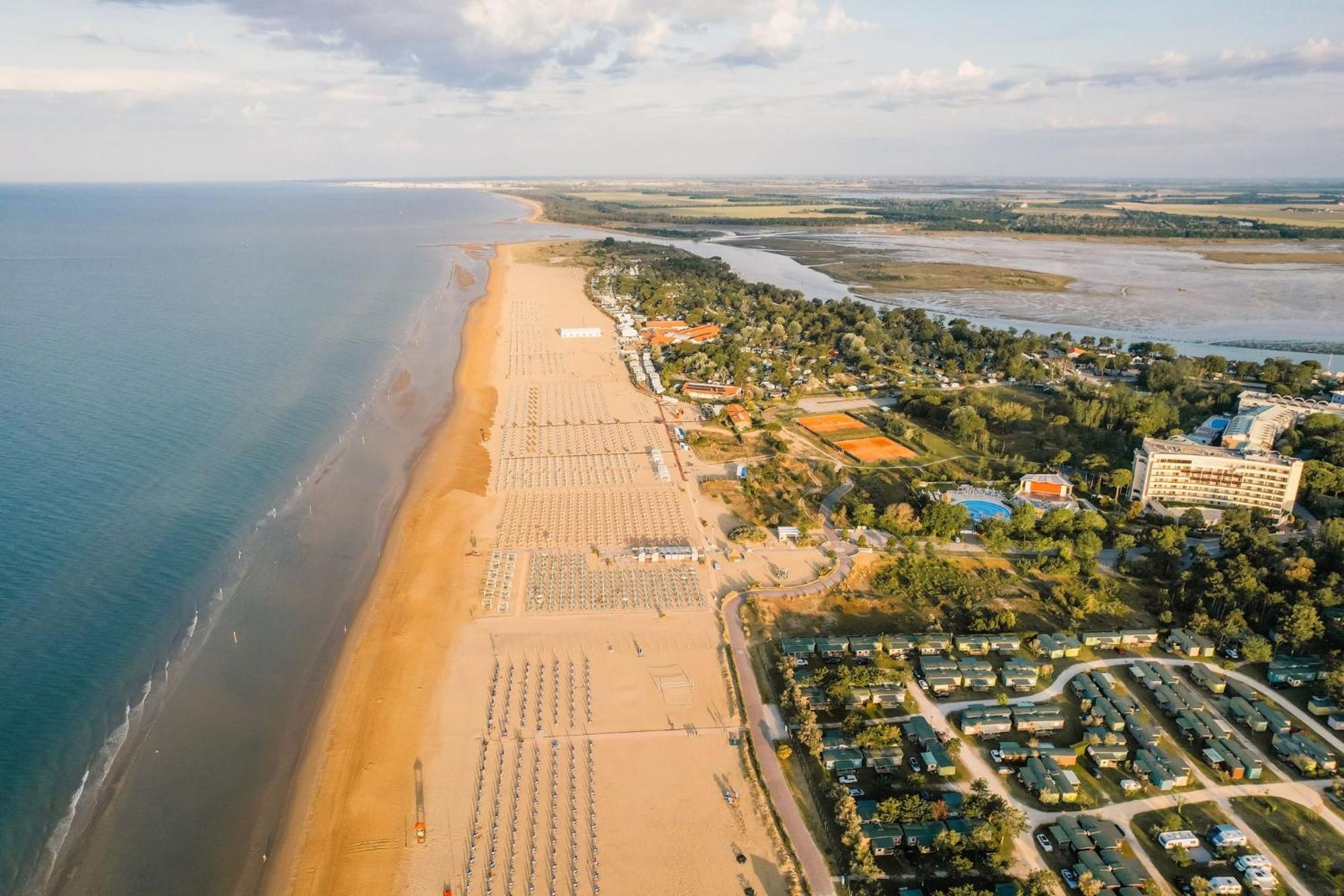 Bright Flat With A Wide Terrace - Beahost Rentals Bibione Exterior foto